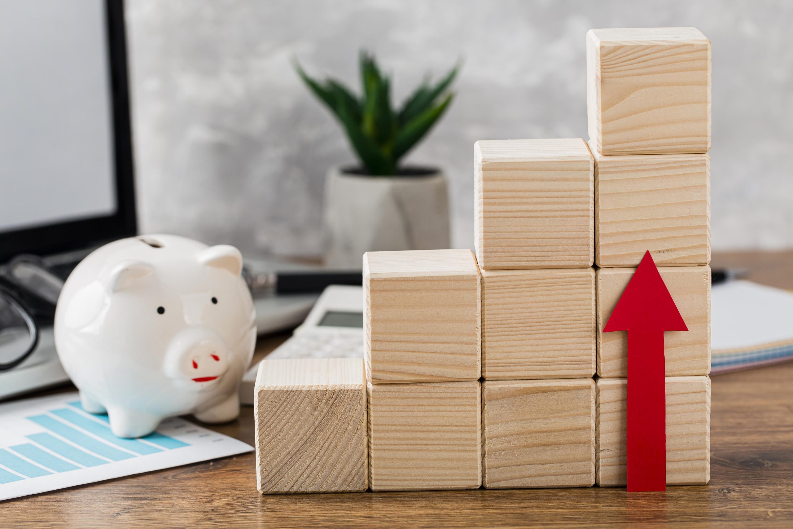 piggy-bank-with-wooden-growth-blocks-arrow